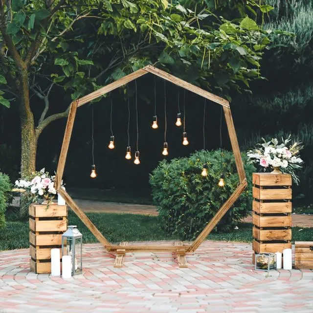 Hexagon arch placed perfectly at a wedding